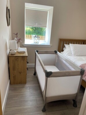 Tabla de planchar con plancha, wifi, ropa de cama
