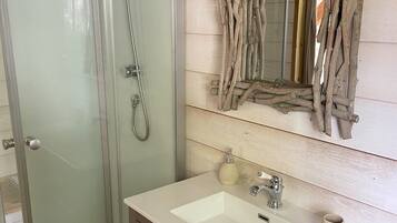 Douche, sĂšche-cheveux, serviettes fournies, savon