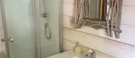 Douche, séchoir à cheveux, serviettes fournies, savon