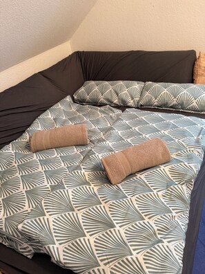 Iron/ironing board, WiFi, bed sheets