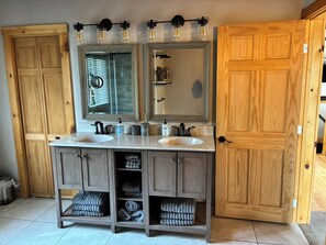 Dusche, Whirlpool, Haartrockner, Bidet