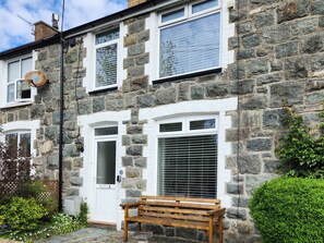 Exterior - 8 Arvonia Terrace (Criccieth)