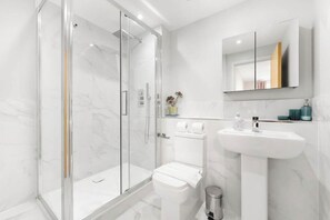 Douche, sèche-cheveux, serviettes fournies