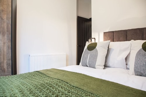 Bright Modern Manchester Home Free Parking