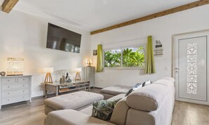 House | 4 bedrooms, Internet - Beachfront 4BR Home With Pool in Moorea (Moorea-Maiao)