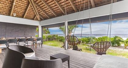 Shoreline Haven 1BR Bungalow by the Sea in Moorea