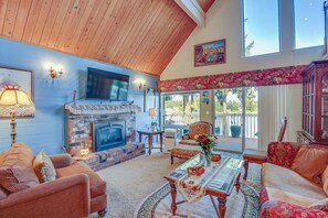 House - Serene 3BR Home in Kent With Modern Comforts (Covington)