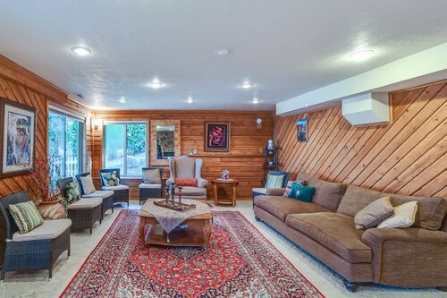 Serene 3BR Home in Kent With Modern Comforts