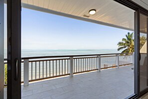 3 bedrooms, Internet - Spacious 3BR Oceanfront Retreat Paea Tahiti (Paea)