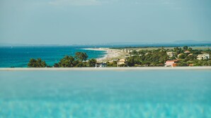 Una piscina con vista su una spiaggia e degli edifici.