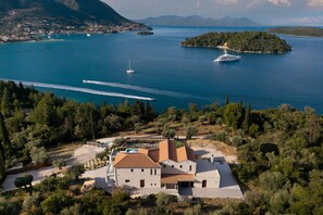 A coastal property with a large house, a swimming pool, and a view of the sea and islands. - Villa Unique in Lefkada (Lefkada)