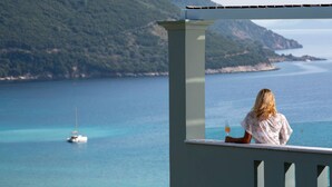 A balcony with a view of a calm sea and a sailboat. - Aria 4 Ostria in Ponti (Lefkada)