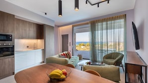 A modern hotel room with a kitchen, dining area, and a balcony with a view. - Z4 Delta 2bed in Lefkada (Lefkada)