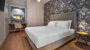 A bedroom with a bed, a desk with a chair, a mirror, and a wall-mounted air conditioner. - Beehive 2A in Athens (Athens)