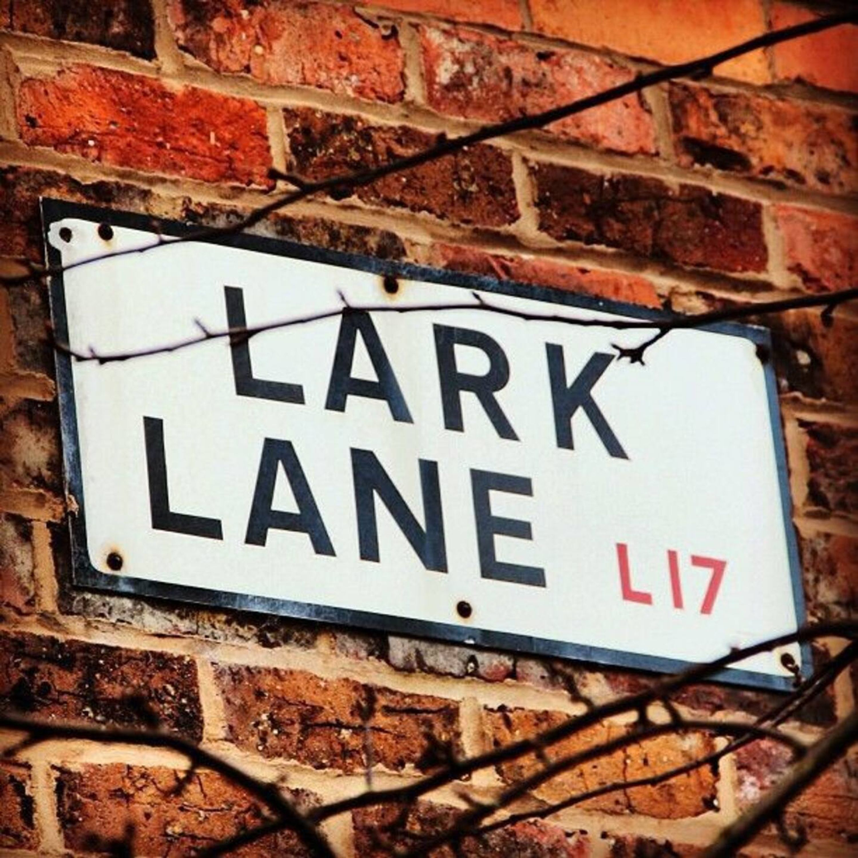 Una señal de calle para Lark Lane con el código postal L17.