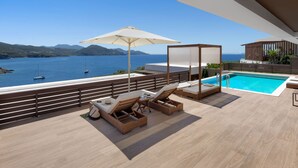 A rooftop terrace with a pool, lounge chairs, and a view of the sea. - Zavia Villa DYO 3B Syvota (Igoumenitsa)