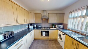 House - 10 Mins to Airport Movie-ready W M Parking (Liverpool)