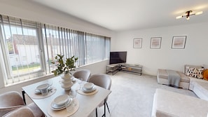 House | 3 bedrooms - 10 Mins to Airport Movie-ready W M Parking (Liverpool)