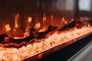 Ett glassmontr med isbitar och ett mörkt föremål, troligen en dekorativ detalj, i en svagt upplyst miljö.