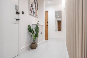 Apartment - Work Desk Private Ensuite Minifridge Parking (Liverpool)
