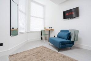 House | 1 bedroom - Private Ensuite Minifridge Desk Free Parking (Liverpool)