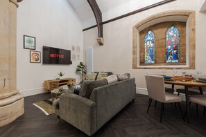 Apartment - Rare Historic Church Stained Glass Parking (Liverpool)