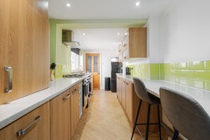 House | 2 bedrooms - 10 Mins to Crosby Beach Ensuite WC Parking (Liverpool)