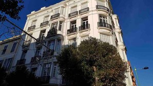 A multi-story building with balconies and a clear sky. - Elegant Bel Epoque Apartment in Center of Menton (Menton)