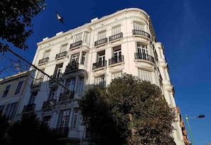 A multi-story building with balconies and a clear sky. - Elegant Bel Epoque Apartment in Center of Menton (Menton)