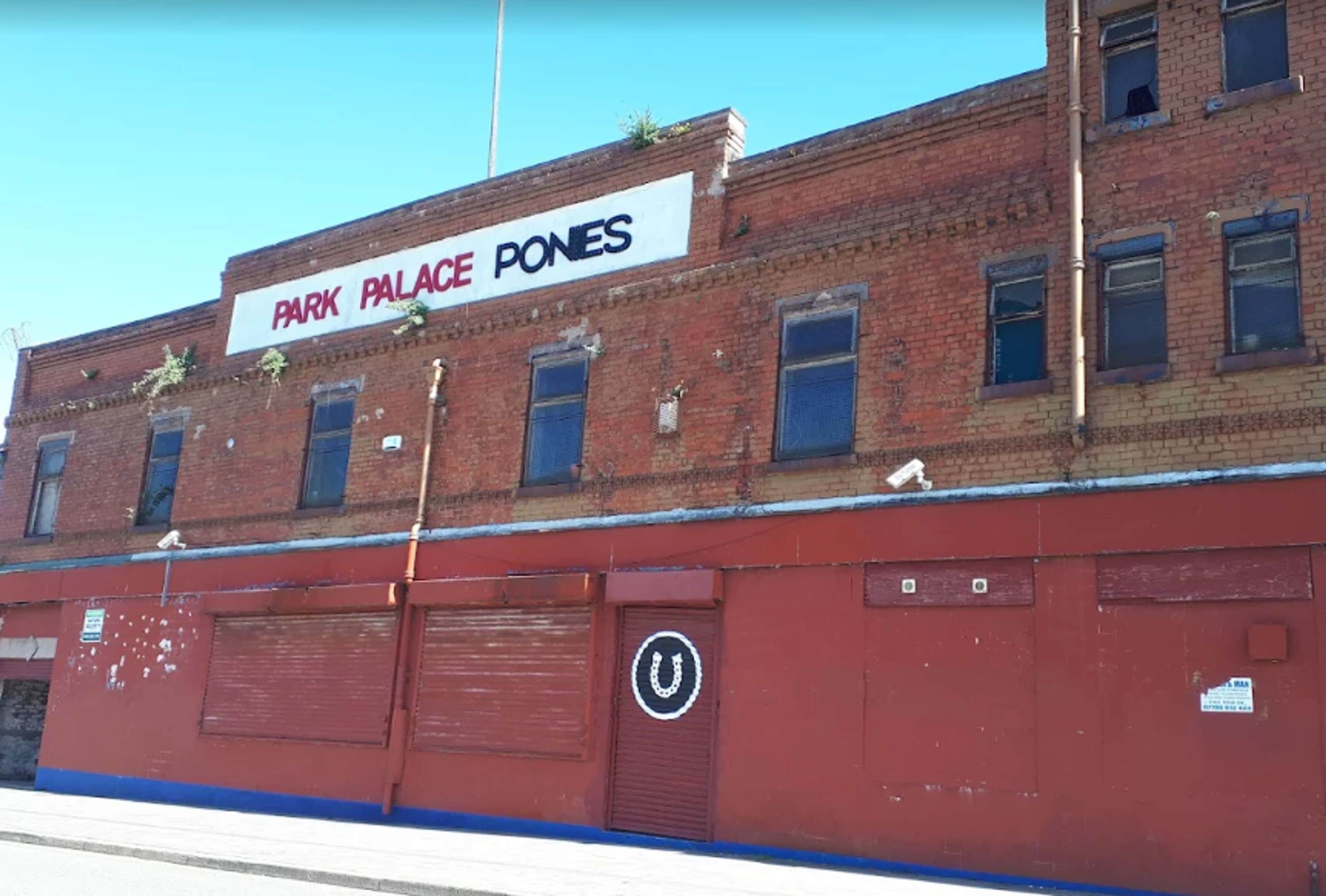 A building with a sign reading 'Park Palace Pones.'