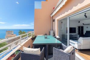 House - Stunning Renovated 1-bedroom Breathtaking View (Beausoleil)