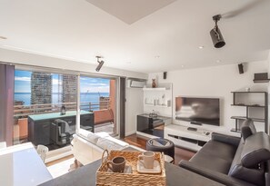 House - Stunning Renovated 1-bedroom Breathtaking View (Beausoleil)