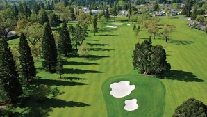A golf course with sand bunkers, trees, and residential buildings in the background. - Charming Napa Retreat Walk to Wineries Dining (Napa)