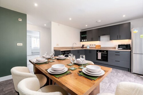 Perfect Booking 3 Bed With Driveway Parking