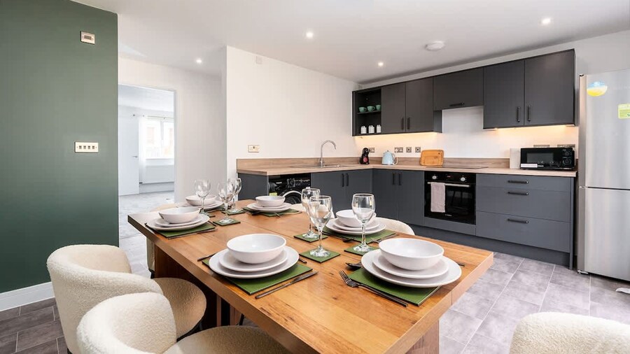 Perfect Booking 3 Bed With Driveway Parking