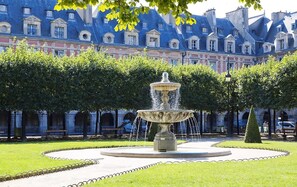 House - Chic Marais Retreat Steps to Cafes Notre Dame (Paris)