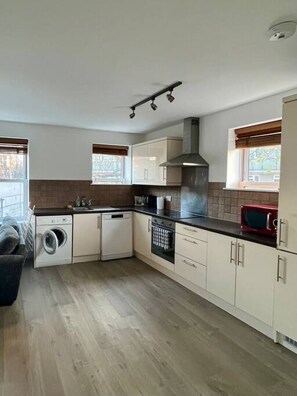 House - Lovely 2-bed Flat With Great Transport Links (London)