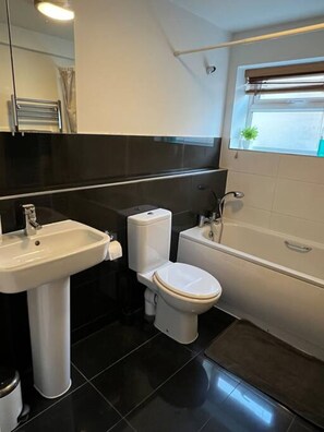 House - Lovely 2-bed Flat With Great Transport Links (London)