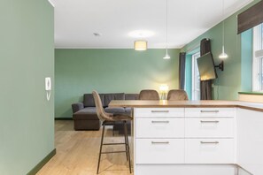 House - Spacious 2-bed Flat With Outdoor Patio (London)