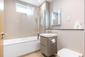 House - Spacious 2-bed Flat With Outdoor Patio (London)