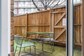 House - Spacious 2-bed Flat With Outdoor Patio (London)