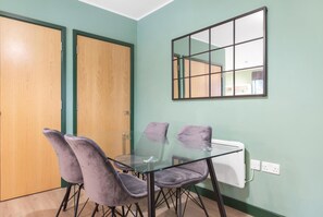 House - Spacious 2-bed Flat With Outdoor Patio (London)