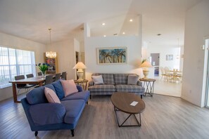 4 bedrooms - Villa Lovie Charming 4-bed 3-bath With Pool spa (Inverness)