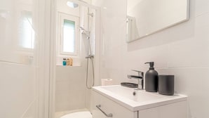 A modern bathroom with a toilet, shower, and sink. - Nice Studio Close to Monaco (Beausoleil)