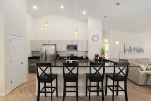 4 bedrooms - Villa Ilse New Stylish Home Private Pool (Inverness)