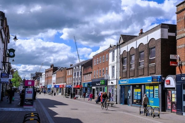 2br Town Centre With Fast Wi-fi Sleeps 7 - Newbury