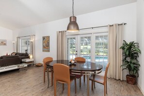 House - Villa Prins Two Spacious Primary Bedrooms With Ensuites (Inverness)