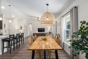 House - Villa Bennett NEW 4-bedroom With Pool spa (Inverness)
