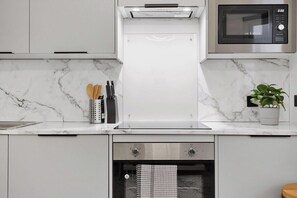 Een koelkast, een microgolfoven, een oven