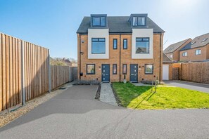 House - Perfect Booking 4 Bed Home in Swindon (Swindon)